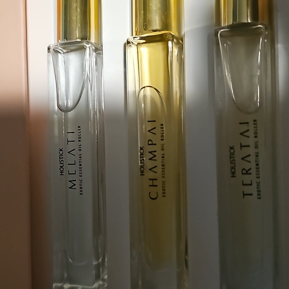 Holistick roller ball fragrances in beautiful gift box. Never used - Picture 4 of 4